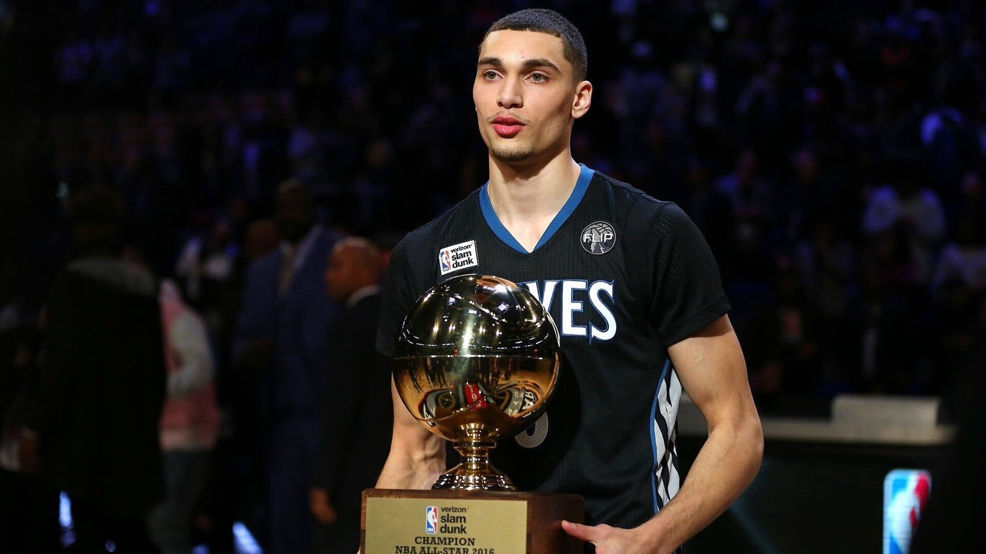 勇士后卫完成绝杀后队友热情拥抱，勇士组织后卫