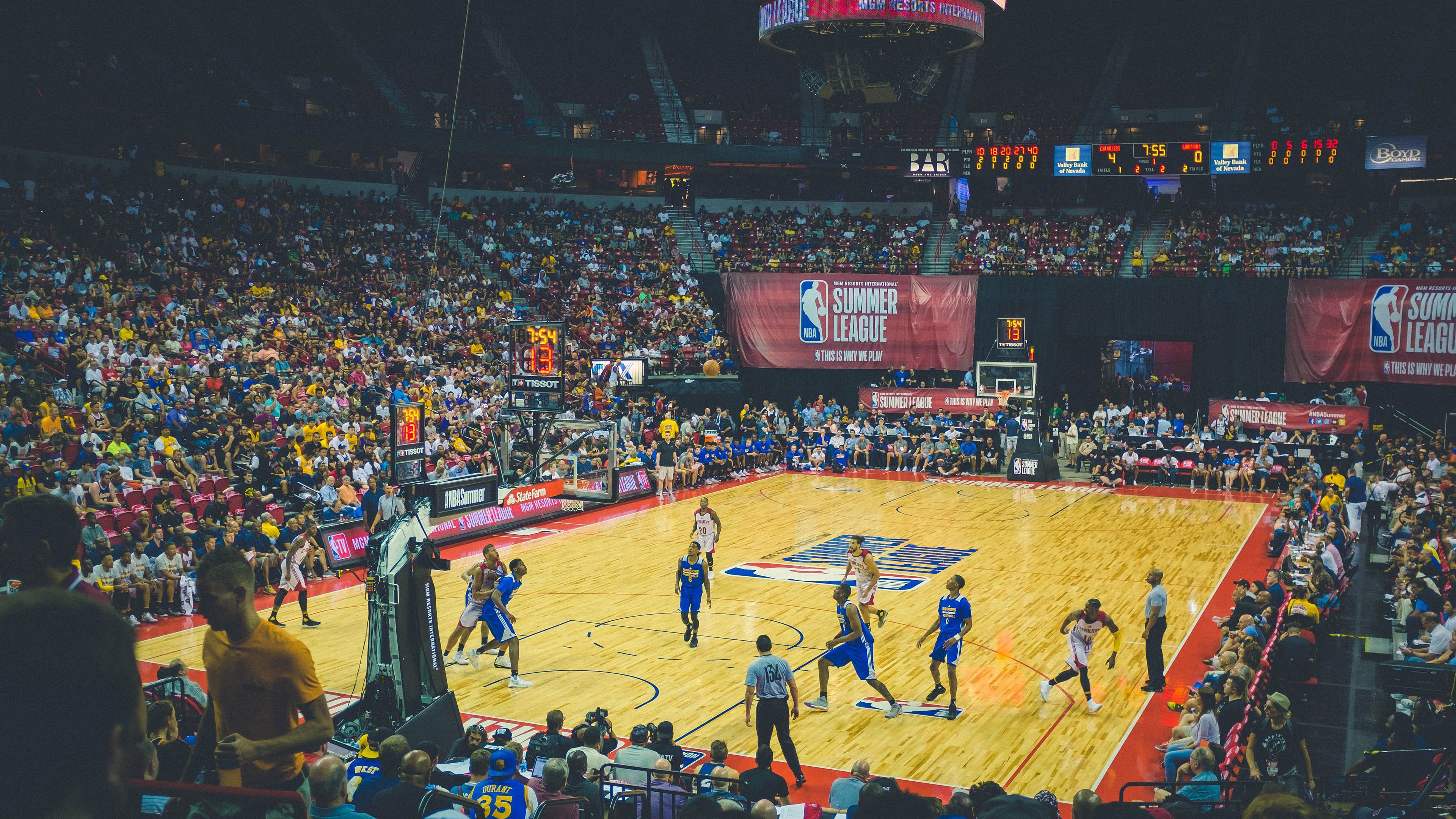 新签约球员赛场首秀表现稳健初步赢得球迷认可，nba新签球员多久可以被交易